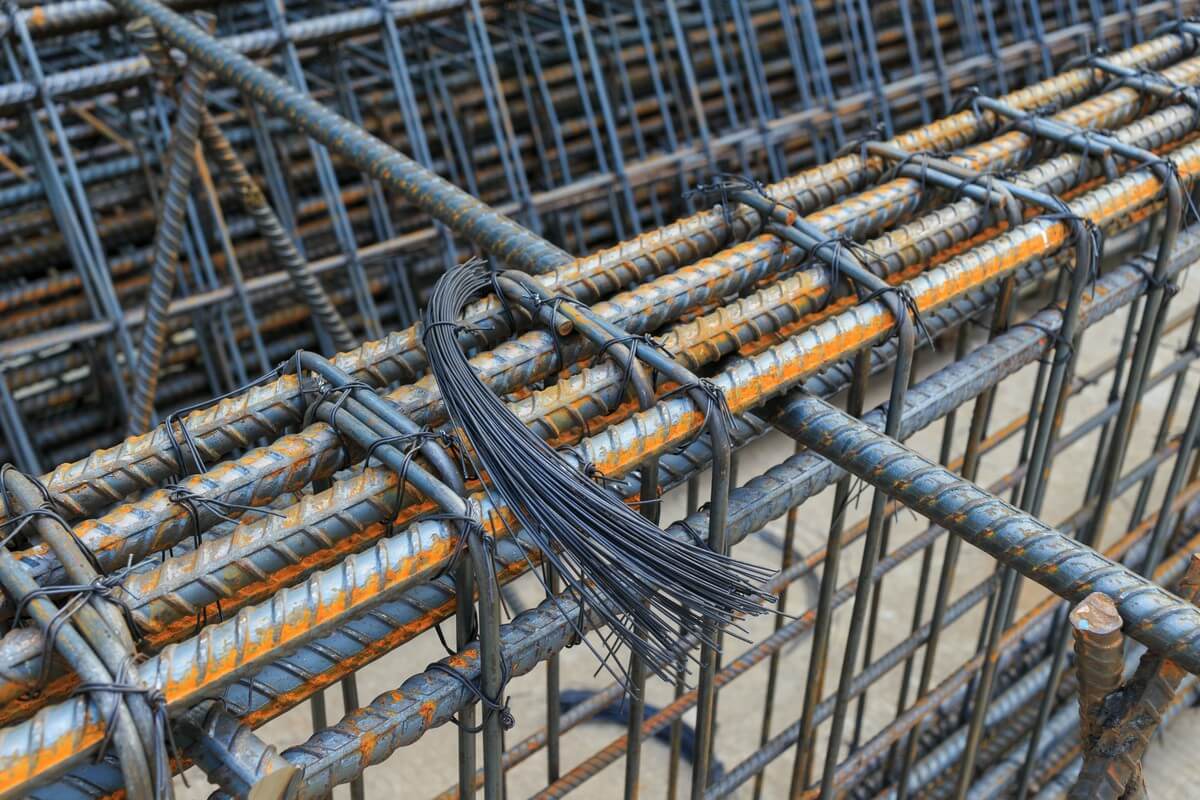 Jaką stal wykorzystuje się przy tworzeniu konstrukcji dla przemysłu?